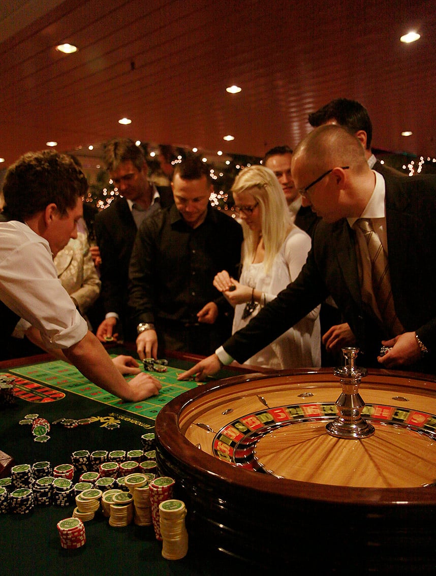 Dealer ved blackjackbord
