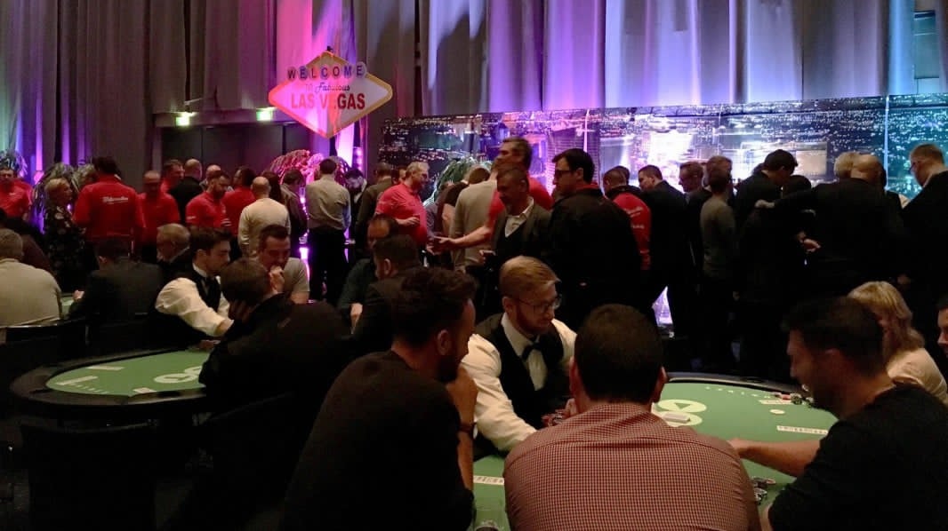Stort casino event med pokerborde og Las Vegas-tema